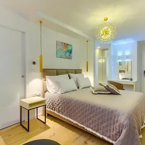 4* Alojamento de Acomodação e Pequeno-almoço Irini Luxury